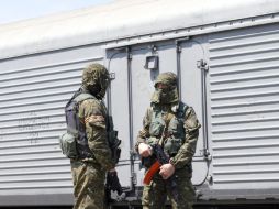 Militares resguardan el vagón en donde se encuentran los cuerpos del accidente aéreo del Boeing-777. EFE /