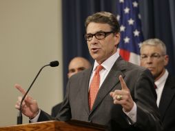 Rick Perry ofrece una conferencia de prensa donde activó las actividades de la Guardia Nacional. AP /