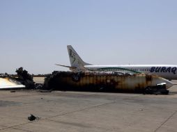 Según imágenes difundidas, una gran granada de mortero golpeó un avión de Libyan Arab Airlines. AFP /