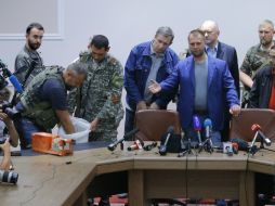 Alexandr Borodái hace entrega de los dos dispositivos de grabación del avión siniestrado. EFE /