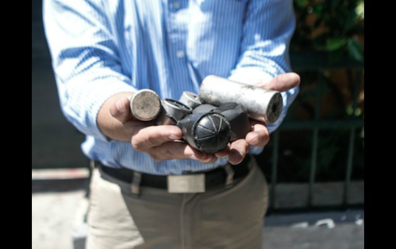 El activista Misraim Hernández presenta uno de los proyectiles que presuntamente se usaron contra pobladores. SinEmbargo.mx  /