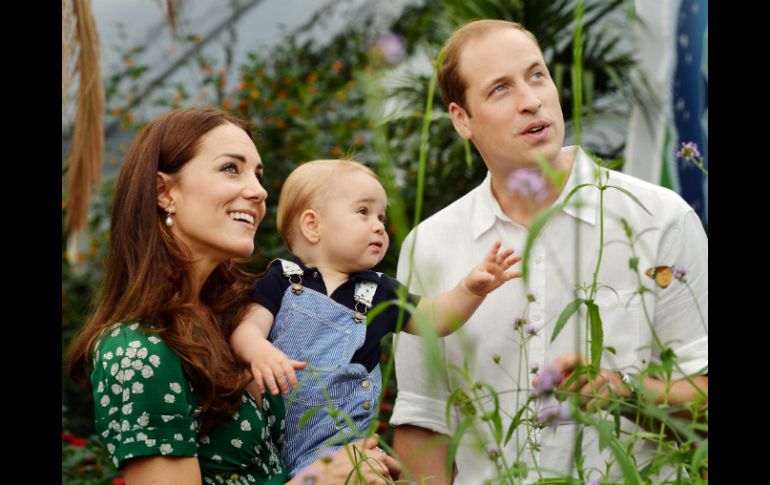 La llegada de Jorge contribuyó a relanzar esa imagen de modernidad que proyectan sus padres, el príncipe Guillermo y Catalina. EFE /