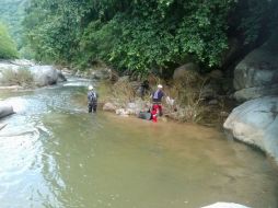 Según testigos, el hombre resbaló al río y fue arrastrado por la corriente. ESPECIAL /