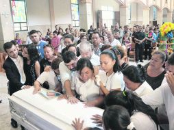 Dolor. Familiares de la menor rodean el ataúd en el interior de la iglesia en Guadalupe, Nuevo León. SUN /