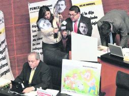 Entre protestas. Con mensajes y máscaras del general Lázaro Cárdenas, los perredistas manifestaron su rechazo a la reforma energética. SUN /