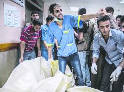 Médicos palestinos del hospital al-Shifa trabajan para atender a los heridos tras un ataque aéreo israelí en la Franja de Gaza. AFP /