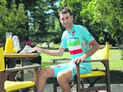 Nibali toma el desayuno y lee el periódico, en la jornada de descanso del Tour. El italiano está muy cerca de convertirse en campeón. AFP /