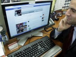 La red social lanzará recordatorios al usuario sobre sus páginas guardadas en la sección de noticias. ARCHIVO /