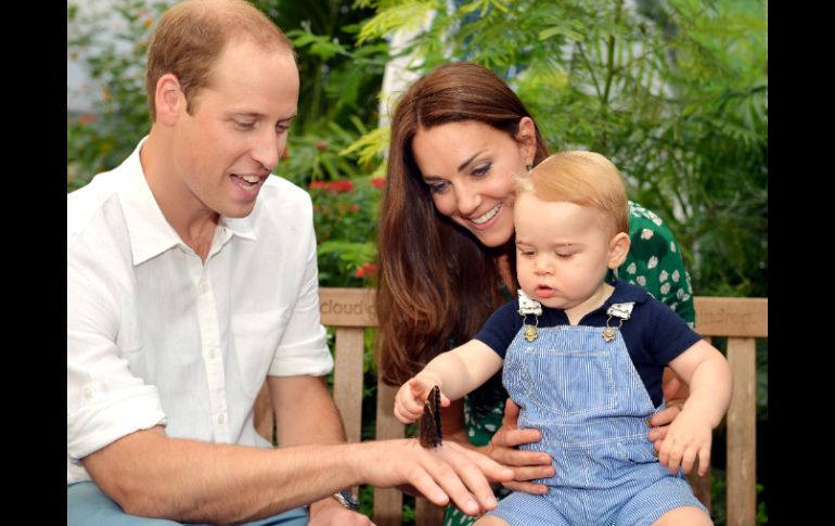 El príncipe celebra en privado los primeros 12 meses de vida al lado de sus padres y los miembros más cercanos de la familia real. EFE /