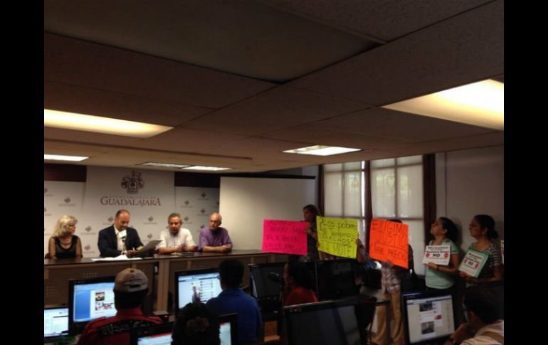 Los regidores panistas,  Mario Salazar Madera y Maribel Alferian, creen que el TAE se extralimita en sus funciones. Foto: @GEPANGDL. ESPECIAL /