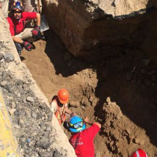 Dos obreros lesionados, por desplome de talud en Periférico
