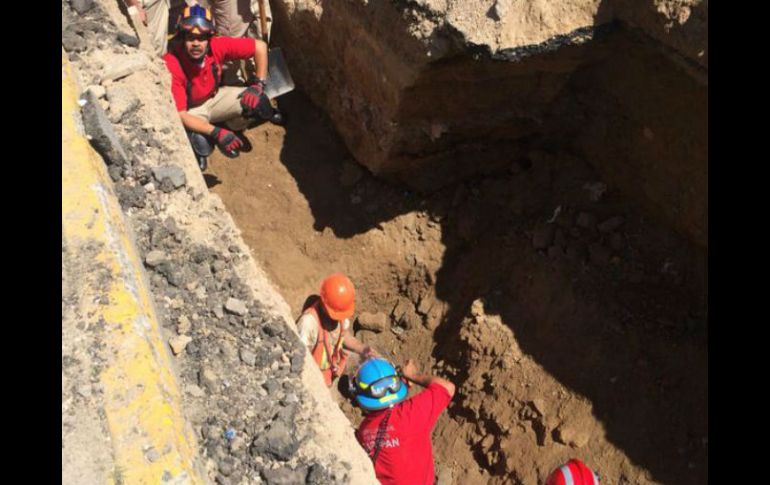 Bomberos y Protección Civil acudieron a atender la emergencia. ESPECIAL /