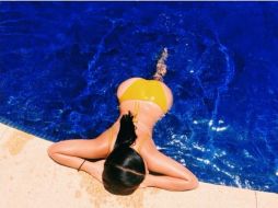 Kim Kardashian toma el sol en casa de su amigo. ESPECIAL /