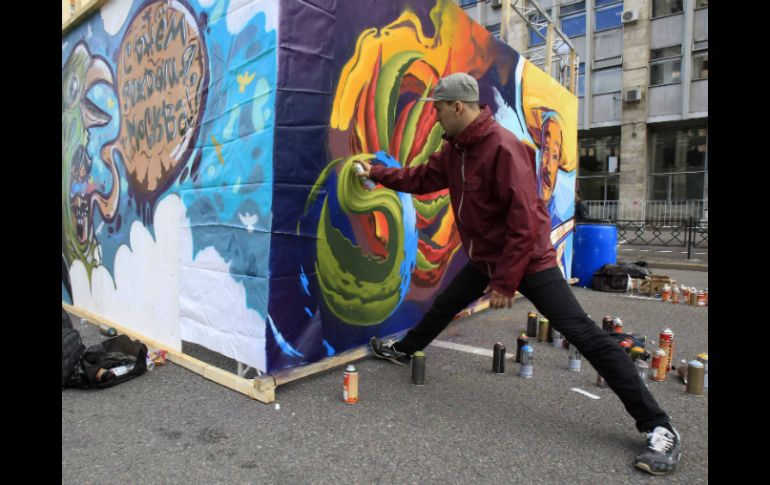Los artistas que pintan graffitis, hacen performances o circo de calle podrán participar por el apoyo. ARCHIVO /