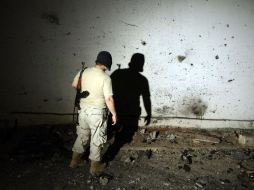 Un soldado libio inspecciona la base militar del ejército en Bengasi. AFP /