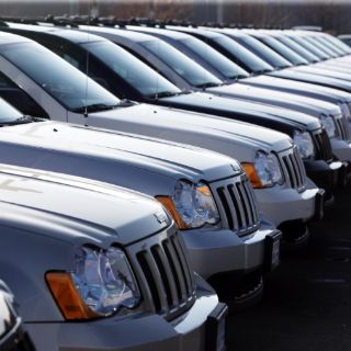 Chrysler llama a revisión a casi 800 mil vehículos por defectos