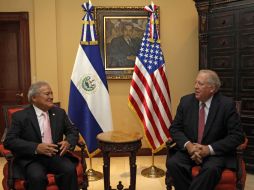 El presidente salvadoreño, Salvador Sánchez (i) y el Consejero del Secretario de Estado de EU, Thomas Shannon (d). AFP /