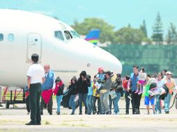 Madres y niños de Guatemala llegaron ayer al Aeropuerto de la Fuerza Aérea Guatemalteca, tras ser deportados de Estados Unidos. AFP /