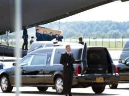 Las campanas de las iglesias resonaron en todo el país en el momento del aterrizaje de los aviones con los restos de las víctimas. AFP /