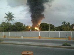Bomberos y Protección Civil de Ciudad Madero trabajan en el control del incendio en la refinería. Foto: @jonguitud007. ESPECIAL /