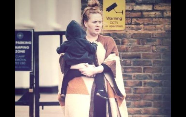 La intérprete seguirá haciendo todo lo que pueda para proteger los derechos de Angelo ante los 'paparazzi'. ESPECIAL /