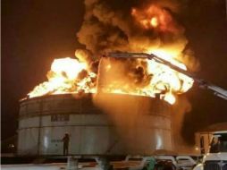 El incendio en la refinería de Ciudad Madero comenzó tras una fuerte explosión en un tanque de almacenamiento esta madrugada. EFE /