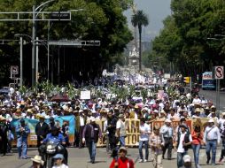 Miembros de organizaciones campesinas se dirigen a la Secretaría de Gobernación. SUN /