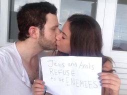 El hashtag #JewsAndArabsRefuseToBeEnemies que acompaña la foto es tendencia mundial. ESPECIAL /