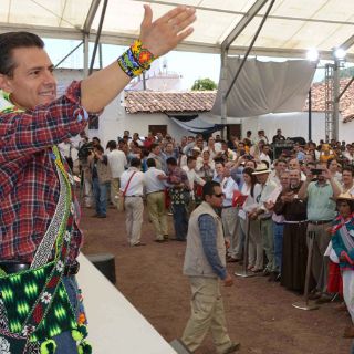 Peña Nieto refrenda compromiso con regiones en pobreza extrema