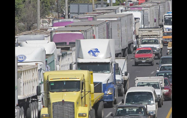 La manifestación provoca tráfico en la zona. ARCHIVO /