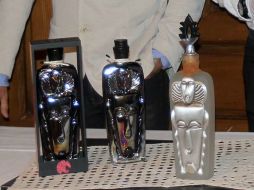 Afirman que la botella es una pieza única e irrepetible, 'un homenaje a los campesinos que poco tributo se les rinde al final del día'. NTX /