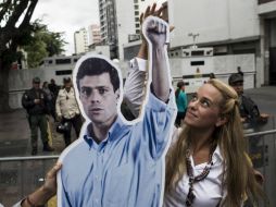 La esposa de Leopoldo López saluda a un grupo de manifestantes que apoyan al líder opositor. EFE /