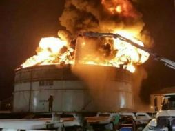 El tanque contenía aproximadamente 90 mil barriles al momento del incendio. EFE /