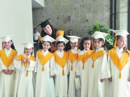 Generación. Janette Gutiérrez y los pequeños graduados.  /