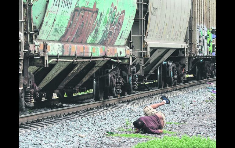 CAE DEL “SUEÑO”. Un migrante tropieza en su intento por subir al tren de carga para dirigirse a la frontera de Estados Unidos.  /