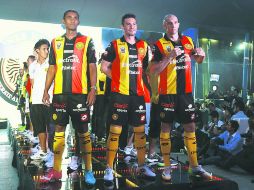 Presentación. Jesús Palacios (Izquierda) y Rodrigo Folle presentan la nueva camisa de Leones Negros.  /
