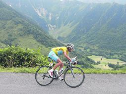 Montaña. El ciclista italiano del Astana, Vincenzo Nibali, en acción durante la decimoséptima etapa del Tour de Francia 2014. EFE /