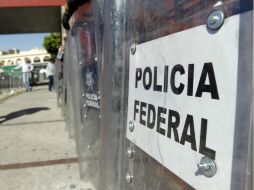 Paralelamente, policía y granaderos de la capital cercan el acceso a las calles vecinas. ARCHIVO /