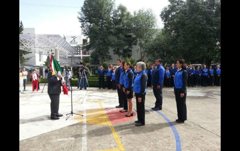 La delegación recibió la bandera en la explanada de la Comisión Nacional del Deporte. Twitter: @Conade. ESPECIAL /