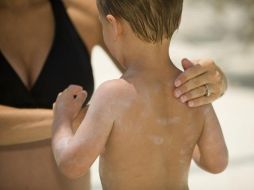 El uso correcto del bloqueador solar consiste en aplicarlo como mínimo por la mañana y a medio día. ARCHIVO /