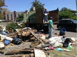 La acumulación de objetos en casas, propicia la aparición del mosquito trasmisor del dengue. ESPECIAL /