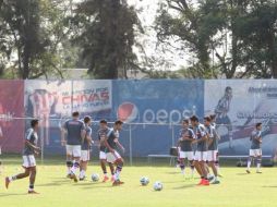 El equipo del Guadalajara en una sesión de entrenamiento.Tomada de @Chivas. ESPECIAL /