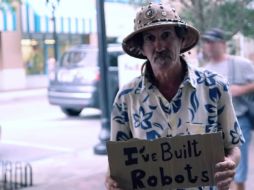 En el video se muestra a algunos indigentes que sostienen un letrero en el que confiesan cuáles eran sus profesiones. ESPECIAL /