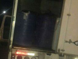 En la camioneta se encontraron 15 tambos con el combustible presuntamente robado. ESPECIAL /