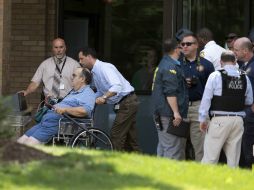 Un paciente es evacuado del hospital tras el tiroteo. AP /