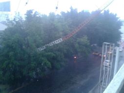 La caída de la antena no dejó personas lesionadas; posteriormente fue retirada con una grúa. Cortesía Pedro Soto. ESPECIAL /