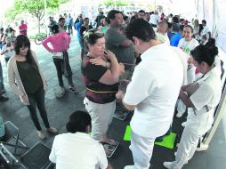 Activos. Personal de la Secretaría de Salud midió y pesó a interesados, ayer en Plaza de Armas.  /