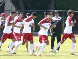 El director técnico rojinegro Tomás Boy observa a sus pupilos mientras corren, en el entrenamiento de cara al duelo contra el Morelia.  /