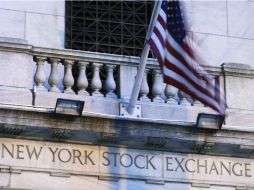 Los indicadores en la Bolsa de Valores de Nueva York operan a la baja. AP /