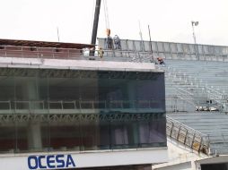 Se demuelen algunas partes de las tribunas localizadas en la parte de arriba de los pits. NTX /